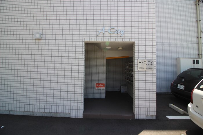 物件外観写真3　(エントランス部分)