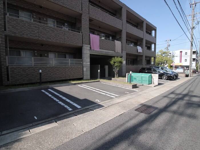 物件外観写真3　(駐車場)