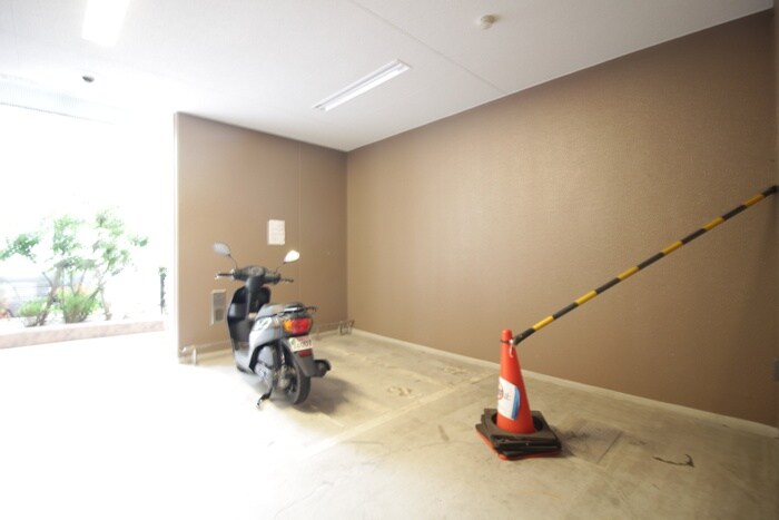 物件外観写真6　(バイク置き場)