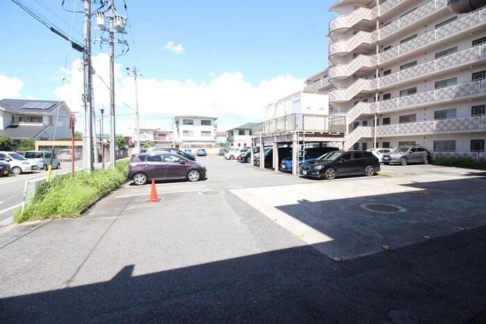 物件外観写真6　(駐車場)