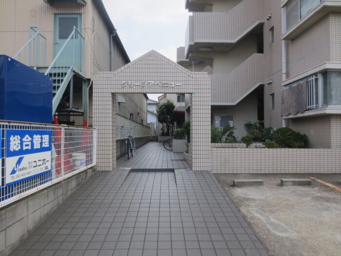 物件外観写真2　(エントランス部分)