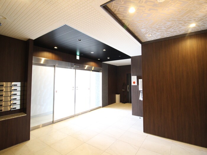 物件外観写真4　(エントランス部分)