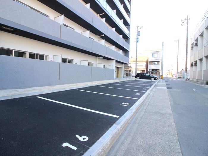 物件外観写真4　(駐車場)