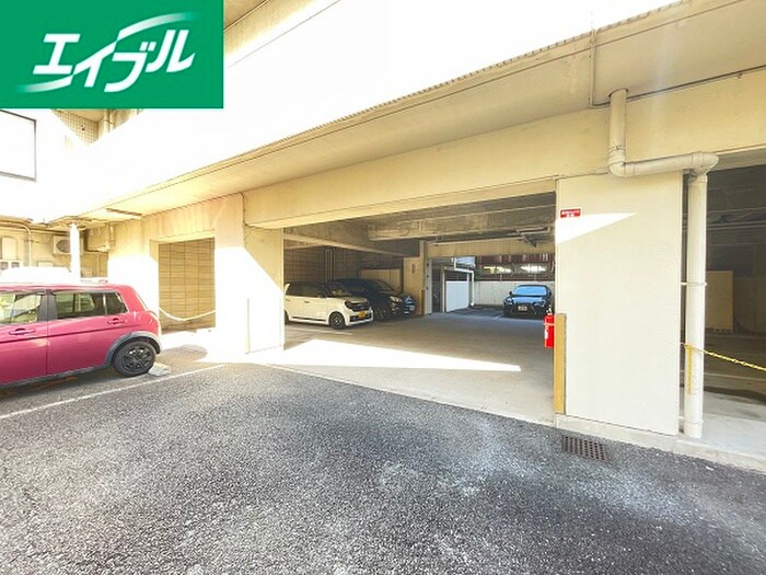 物件外観写真3　(駐車場)