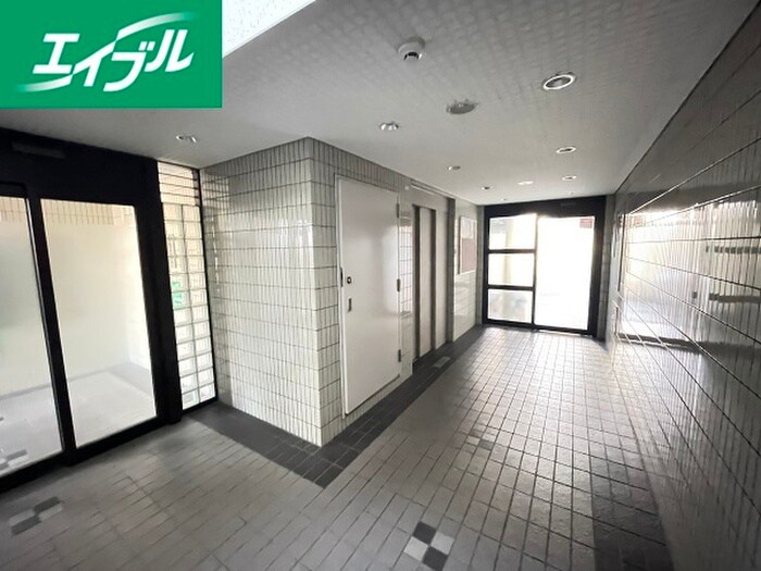 物件外観写真6　(エントランス部分)