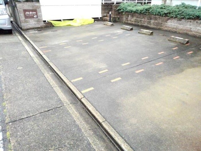 物件外観写真4　(駐車場)