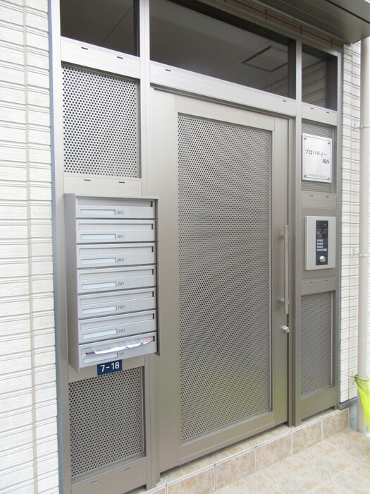 物件外観写真3　(エントランス部分)