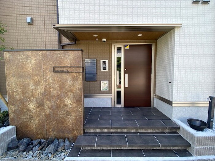 物件外観写真3　(エントランス部分)