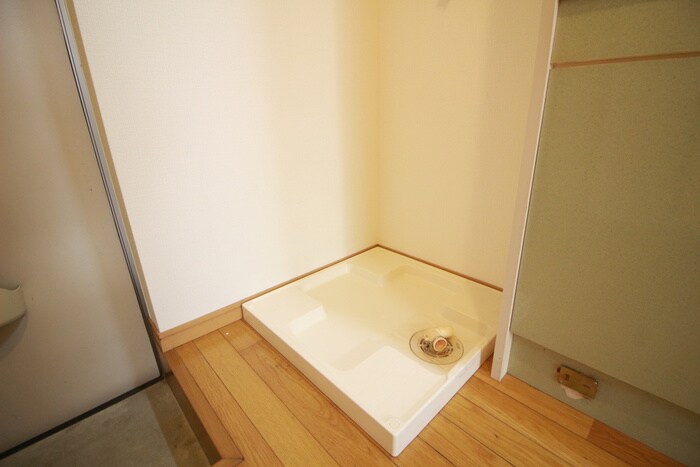 物件内観写真16　(洗濯機置場)