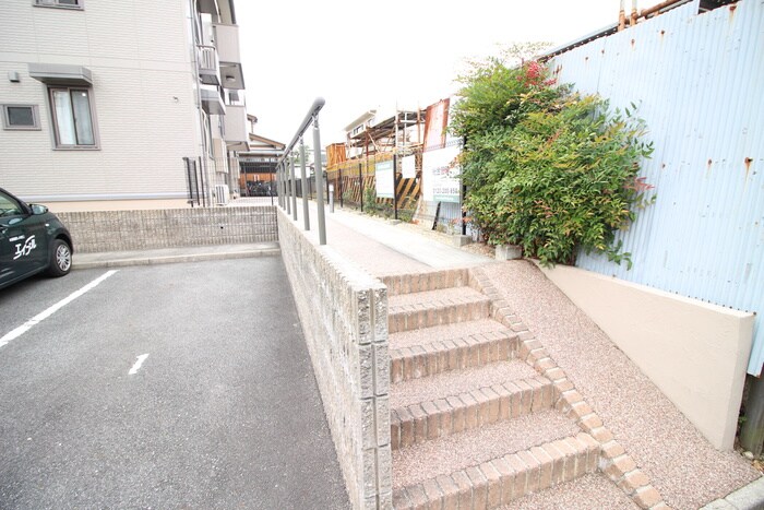 物件外観写真6　(エントランス部分)