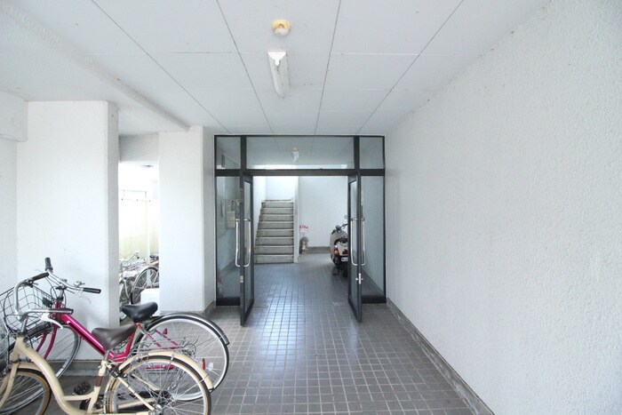 物件外観写真4　(エントランス部分)