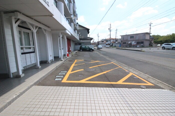 物件外観写真5　(駐車場)