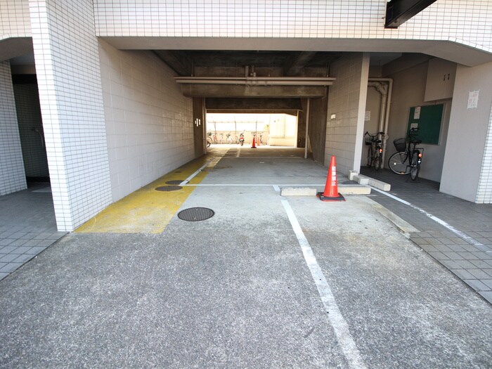 物件外観写真6　(駐車場)
