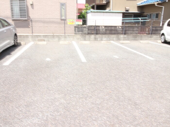 物件外観写真3　(駐車場)