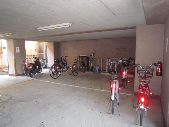 物件外観写真4　(駐輪場)