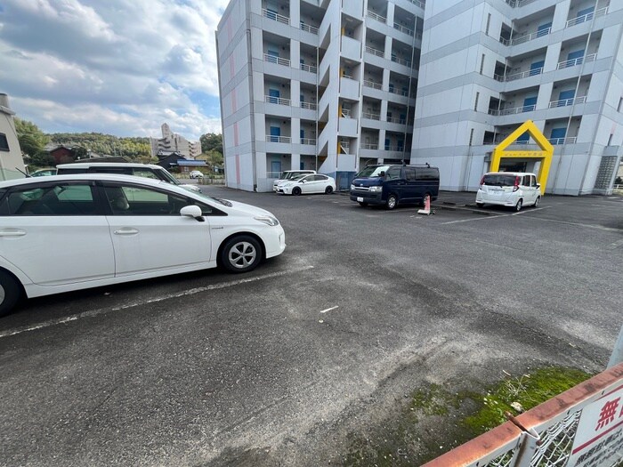 物件外観写真5　(駐車場)