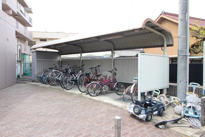 物件外観写真4　(駐輪場)