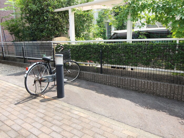 物件外観写真4　(駐輪場)