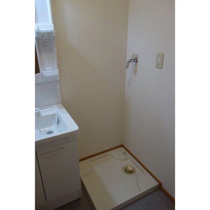 物件内観写真13　(洗濯機置場)