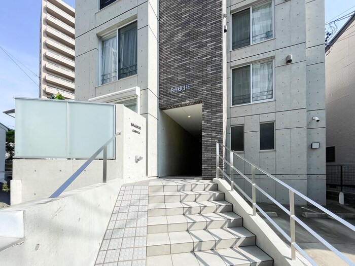 物件外観写真2　(エントランス部分)