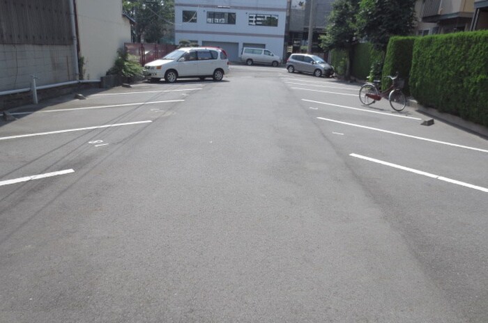 物件外観写真3　(駐車場)