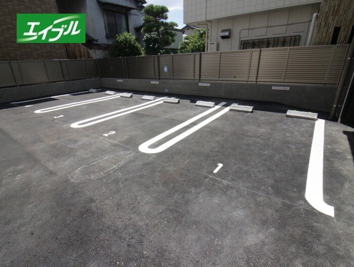物件外観写真2　(駐車場)