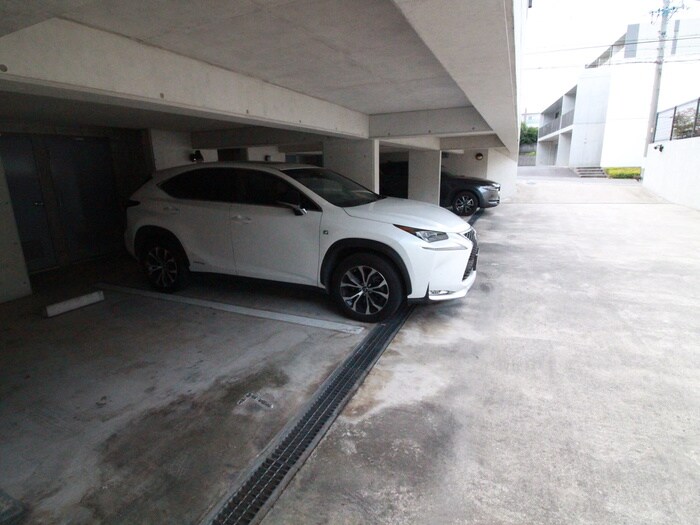 物件外観写真5　(駐車場)