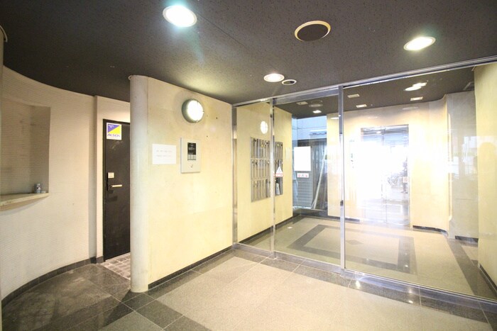 物件外観写真2　(エントランス部分)