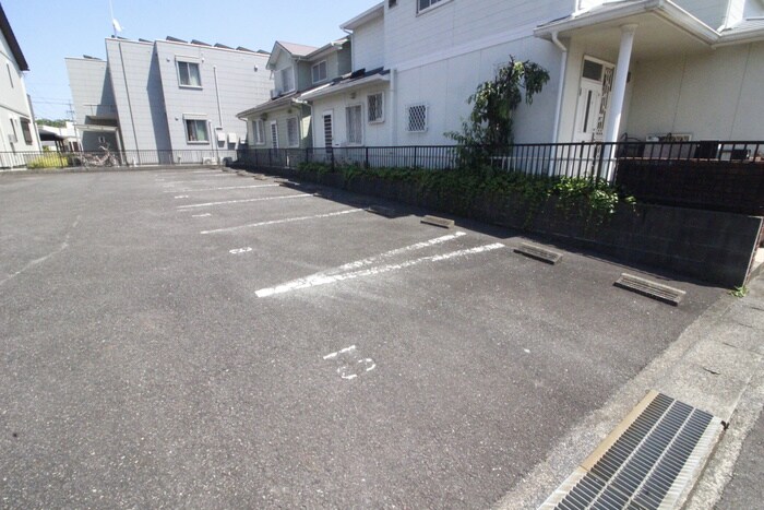 物件外観写真4　(駐車場)