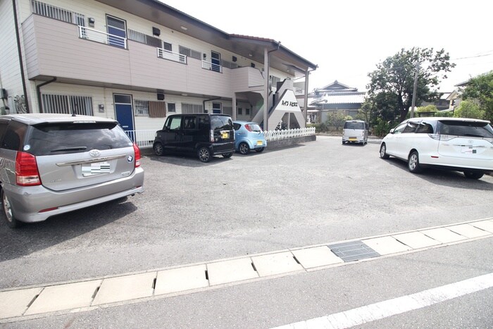 ハイツハピネスの駐車場