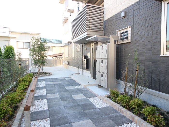 物件外観写真3　(エントランス部分)