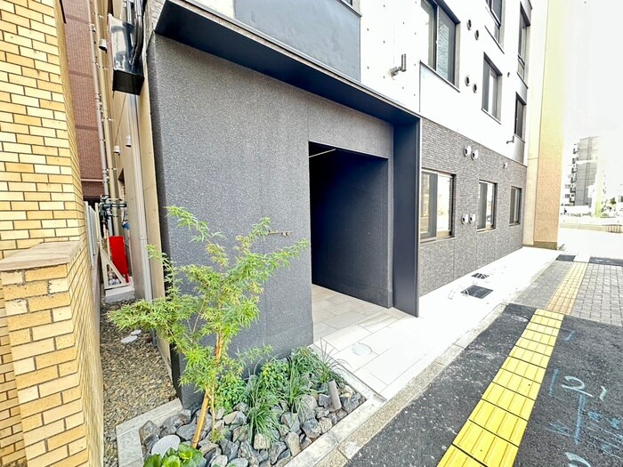 物件外観写真2　(エントランス部分)