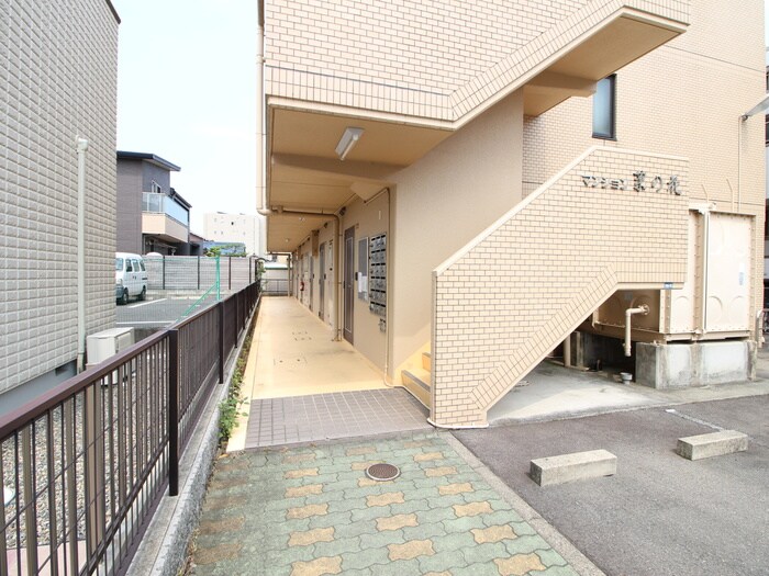 物件外観写真2　(エントランス部分)