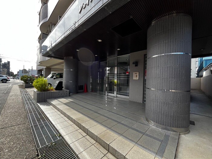 物件外観写真2　(エントランス部分)