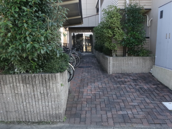 物件外観写真3　(エントランス部分)