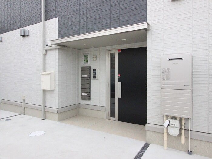 物件外観写真3　(エントランス部分)
