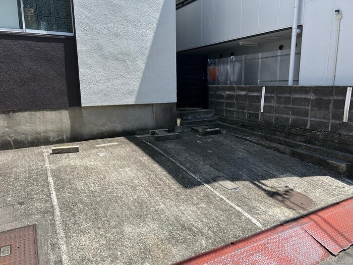 物件外観写真3　(駐車場)