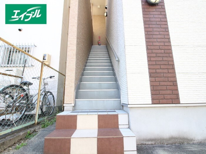 物件外観写真3　(エントランス部分)