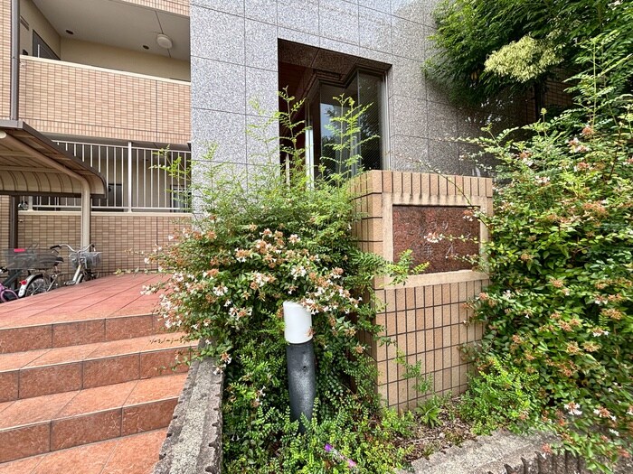 物件外観写真3　(エントランス部分)
