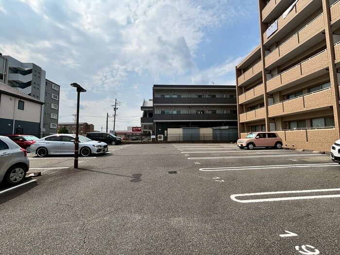 物件外観写真5　(駐車場)