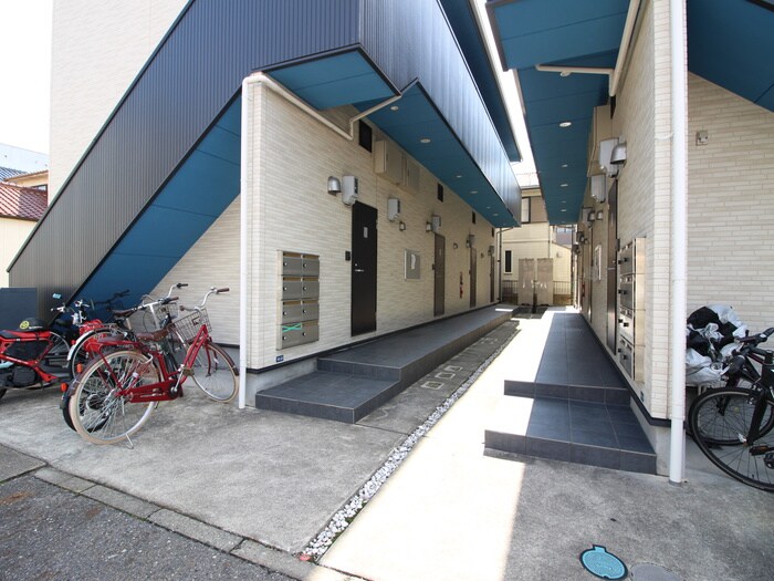 物件外観写真2　(エントランス部分)