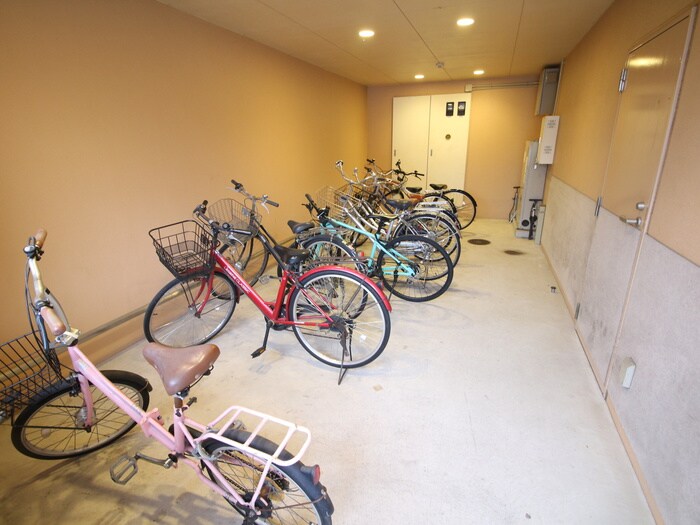 物件外観写真4　(駐輪場)