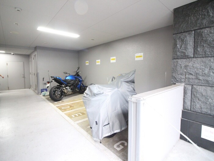 物件外観写真5　(バイク置き場)