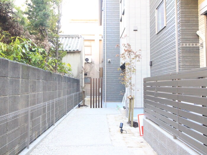 エクセル・フラッツ浅間のエントランス部分