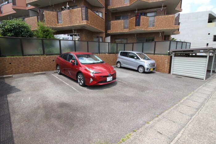 物件外観写真2　(駐車場)