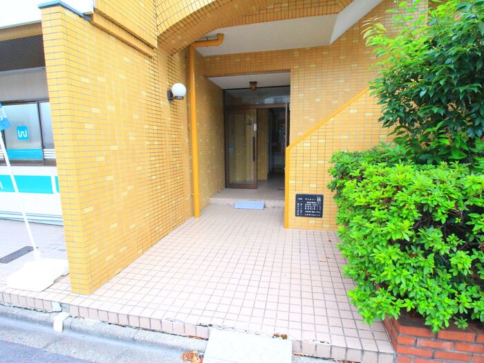 物件外観写真3　(エントランス部分)