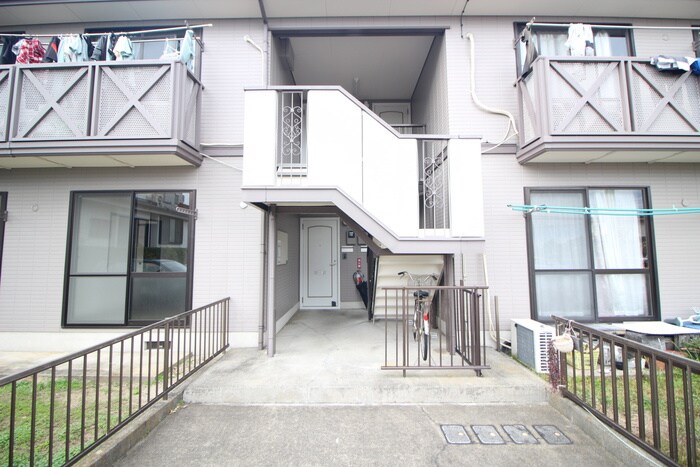 物件外観写真4　(エントランス部分)