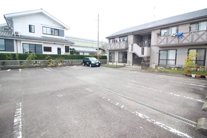 物件外観写真6　(駐車場)