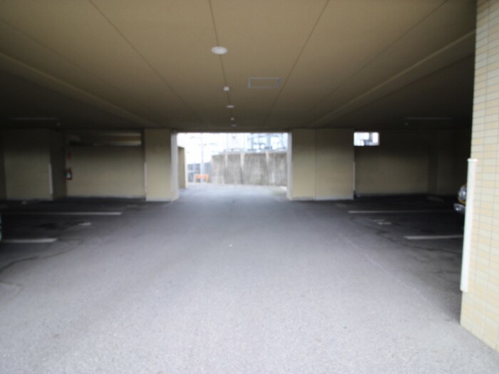 物件外観写真2　(駐車場)