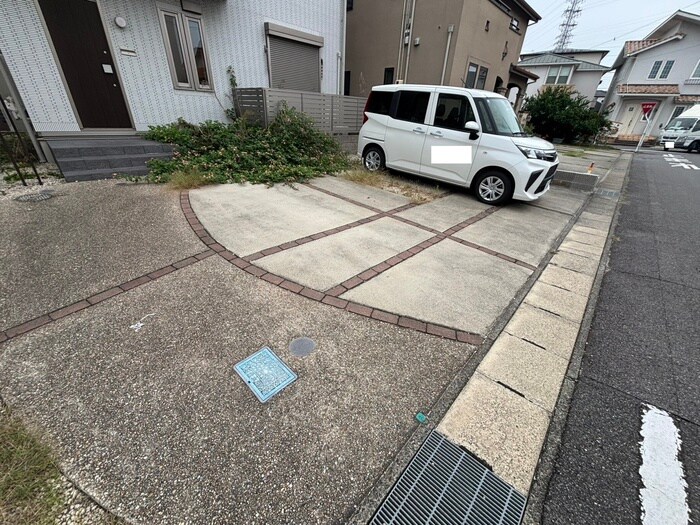 物件外観写真3　(駐車場)